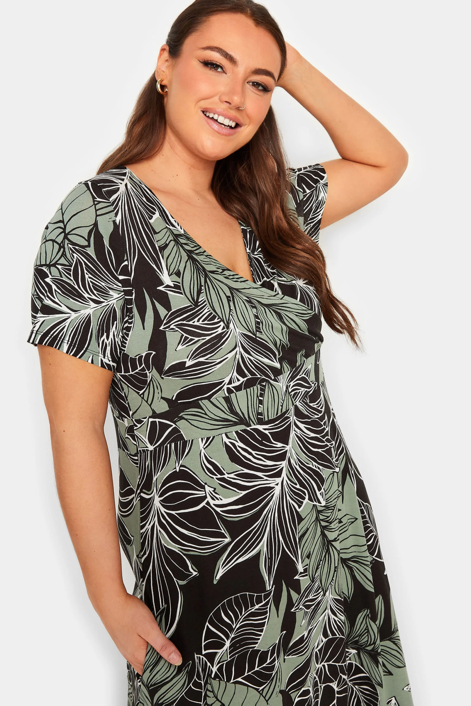 YOURS Curve Black Leaf Print V-Neck Midaxi Dress 3 YOURS Curve Black Leaf Print V-Neck Midaxi Dress - Image 3