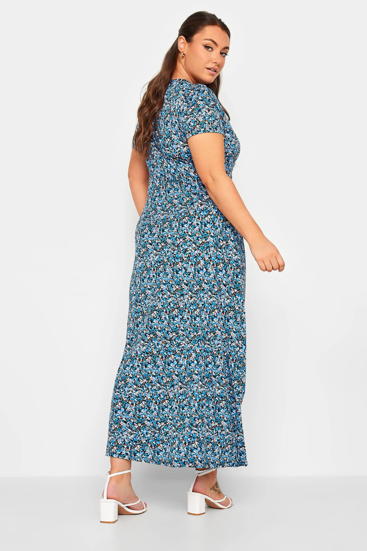 YOURS Curve Blue Ditsy Floral V-Neck Midaxi Dress 2 YOURS Curve Blue Ditsy Floral V-Neck Midaxi Dress - Image 2