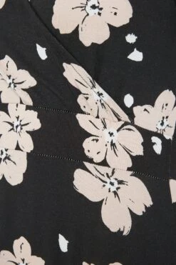 YOURS Curve Black Floral Print V-Neck Midaxi Dress 9 YOURS Curve Black Floral Print V-Neck Midaxi Dress -Saga Dresses Shop 2bf2590a b8e1 4b 302228 Z