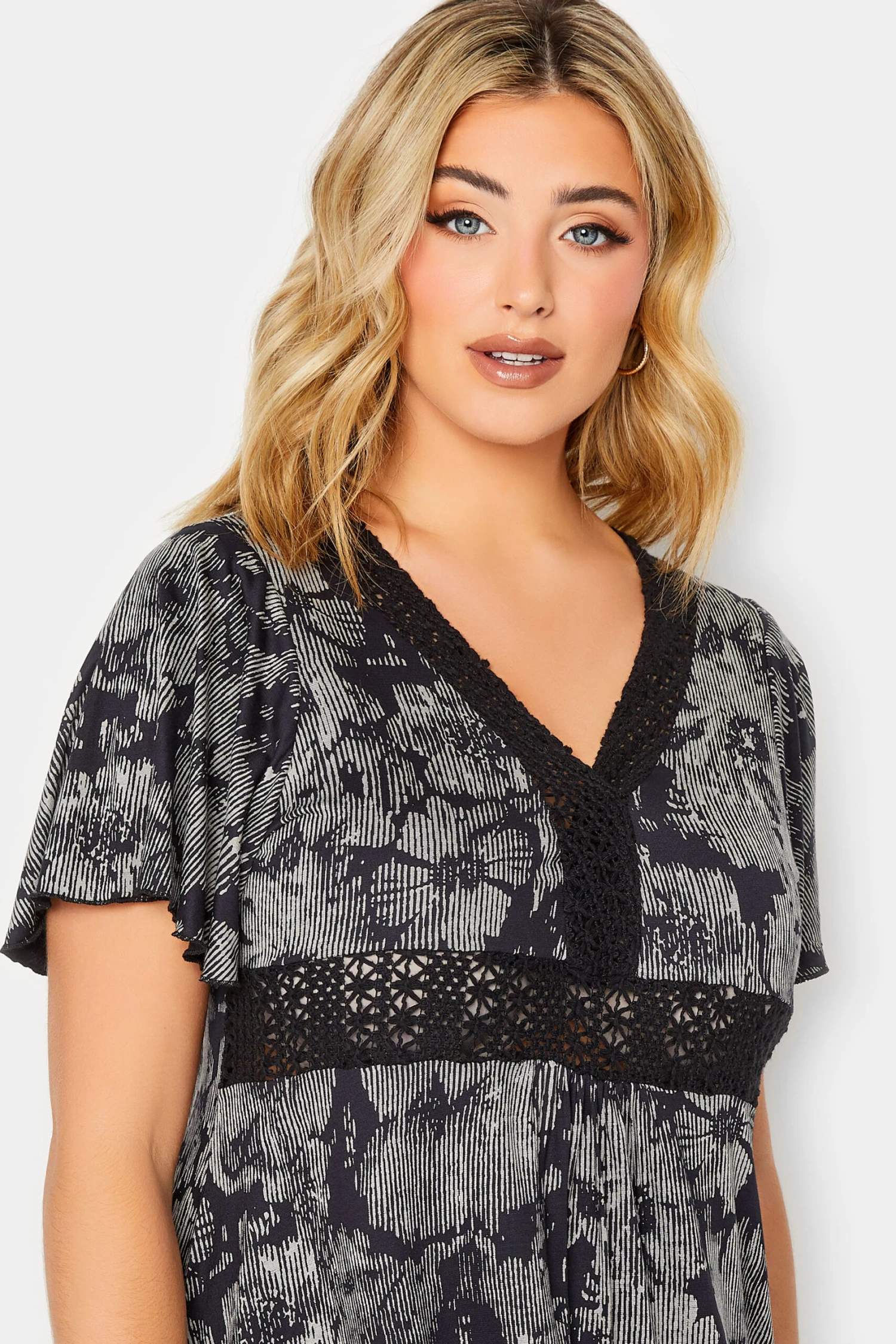 YOURS Curve Black Floral V-Neck Lace Dress 3 YOURS Curve Black Floral V-Neck Lace Dress - Image 3
