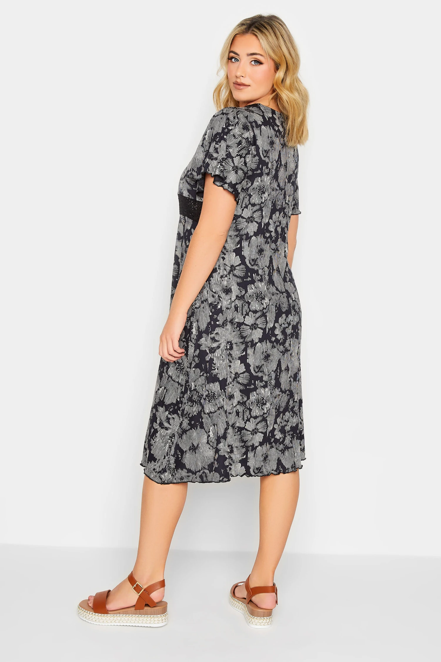 YOURS Curve Black Floral V-Neck Lace Dress 2 YOURS Curve Black Floral V-Neck Lace Dress - Image 2