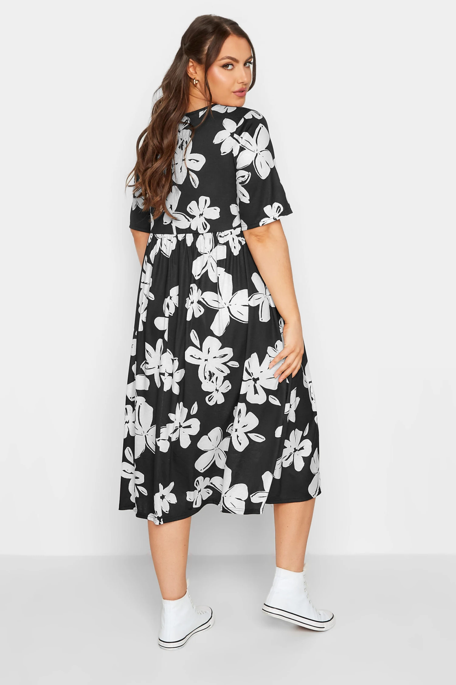 LIMITED COLLECTION Curve Black Floral Print Midaxi Smock Dress 2 LIMITED COLLECTION Curve Black Floral Print Midaxi Smock Dress - Image 2